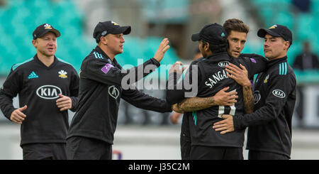 London, UK. 2 Mai 2017. Surrey feiern Tom Westley ist, überrascht das Bowling von Jade Dernbach. Surrey V Essex in den Royal London Eintages-Cup im Oval in Südlondon. Bildnachweis: David Rowe/Alamy Live-Nachrichten Stockfoto