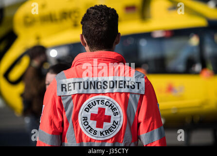 Ein Besatzungsmitglied der Rettungshubschrauber "Christoph 77" steht vor dem Hubschrauber in Mainz, Deutschland, 28. April 2017. Foto: Andreas Arnold/dpa Stockfoto