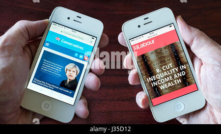 Zusammengesetztes Bild zeigt der konservativen und Labour Partei Webseiten für 2017 General #GE2017 Wahlkampf betrachtet auf einem Smartphone Stockfoto