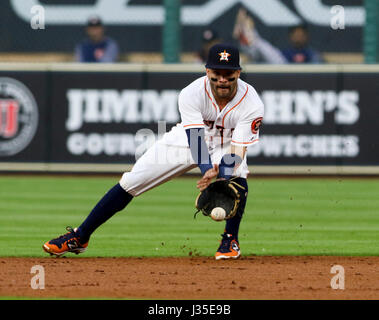 Houston, TX, USA. 2. Mai 2017. Houston Astros zweiter Basisspieler Jose Altuve (27) Felder einen Boden-Ball im dritten Inning während des MLB-Spiels zwischen den Texas Rangers und die Houston Astros im Minute Maid Park in Houston, Texas. John Glaser/CSM/Alamy Live-Nachrichten Stockfoto