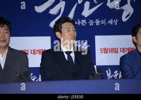 Seoul, Korea. 2. Mai 2017. Kyung-gu Sol, Shi Shi Ren, Hye-Jin Jeon Hae-Won Kim besuchen die Premiere des Kreuzes in Seoul, Korea am 2. Mai 2017. (China und Korea Rechte heraus) Bildnachweis: TopPhoto/Alamy Live-Nachrichten Stockfoto