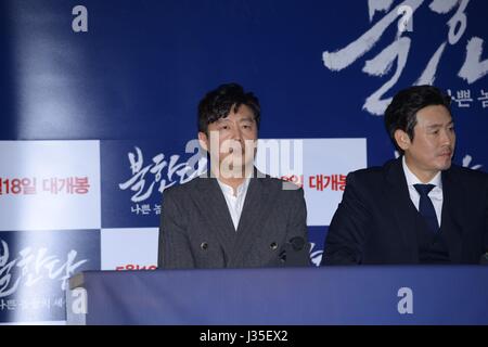 Seoul, Korea. 2. Mai 2017. Kyung-gu Sol, Shi Shi Ren, Hye-Jin Jeon Hae-Won Kim besuchen die Premiere des Kreuzes in Seoul, Korea am 2. Mai 2017. (China und Korea Rechte heraus) Bildnachweis: TopPhoto/Alamy Live-Nachrichten Stockfoto