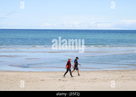 Adelaide, Australien. 3. Mai 2017. Ein Mann und eine Frau zu Fuß entlang der Promenade am Strand, die während der Herbstsaison, was eine Atmosphäre der Ruhe Einsamkeit menschenleer ist und Kredit zu beruhigen: Amer Ghazzal/Alamy Live-Nachrichten Stockfoto