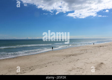 Adelaide, Australien. 3. Mai 2017. Ein Mann geht entlang der Strandpromenade am Strand, die während der Herbstsaison, was eine Atmosphäre von Ruhe, Einsamkeit und Ruhe Kredit menschenleer ist: Amer Ghazzal/Alamy Live-Nachrichten Stockfoto
