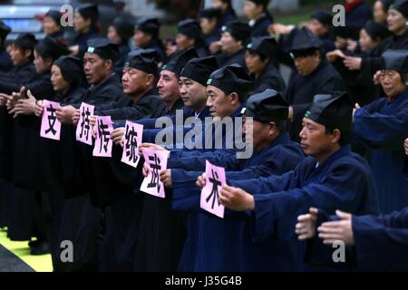 Wang Zhongju, China. 3. Mai 2017. Mehr als 100 taoistischen Priester und Gläubige versammeln sich unter die riesige Bronzestatue von Laozi in Luoyang, Zentral-China Henan Provinz, bilden ein Muster des Bagua Diagramm, Tai Chi Credit zu unterstützen: SIPA Asien/ZUMA Draht/Alamy Live News Stockfoto