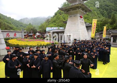 Wang Zhongju, China. 3. Mai 2017. Mehr als 100 taoistischen Priester und Gläubige versammeln sich unter die riesige Bronzestatue von Laozi in Luoyang, Zentral-China Henan Provinz, bilden ein Muster des Bagua Diagramm, Tai Chi Credit zu unterstützen: SIPA Asien/ZUMA Draht/Alamy Live News Stockfoto