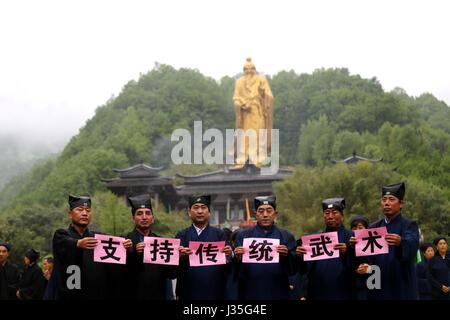 Wang Zhongju, China. 3. Mai 2017. Mehr als 100 taoistischen Priester und Gläubige versammeln sich unter die riesige Bronzestatue von Laozi in Luoyang, Zentral-China Henan Provinz, bilden ein Muster des Bagua Diagramm, Tai Chi Credit zu unterstützen: SIPA Asien/ZUMA Draht/Alamy Live News Stockfoto