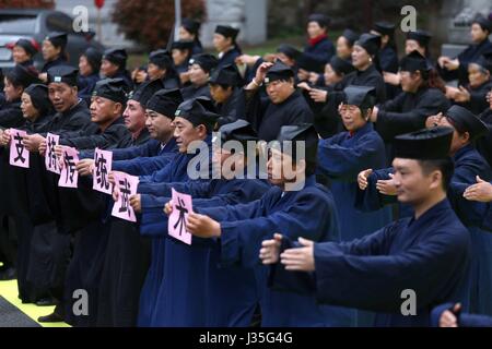 Wang Zhongju, China. 3. Mai 2017. Mehr als 100 taoistischen Priester und Gläubige versammeln sich unter die riesige Bronzestatue von Laozi in Luoyang, Zentral-China Henan Provinz, bilden ein Muster des Bagua Diagramm, Tai Chi Credit zu unterstützen: SIPA Asien/ZUMA Draht/Alamy Live News Stockfoto