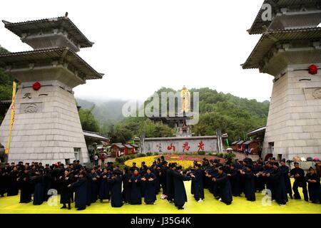 Wang Zhongju, China. 3. Mai 2017. Mehr als 100 taoistischen Priester und Gläubige versammeln sich unter die riesige Bronzestatue von Laozi in Luoyang, Zentral-China Henan Provinz, bilden ein Muster des Bagua Diagramm, Tai Chi Credit zu unterstützen: SIPA Asien/ZUMA Draht/Alamy Live News Stockfoto