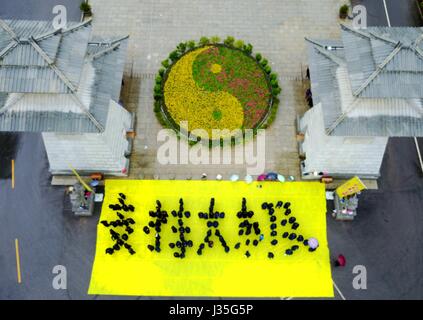 Wang Zhongju, China. 3. Mai 2017. Mehr als 100 taoistischen Priester und Gläubige versammeln sich unter die riesige Bronzestatue von Laozi in Luoyang, Zentral-China Henan Provinz, bilden ein Muster des Bagua Diagramm, Tai Chi Credit zu unterstützen: SIPA Asien/ZUMA Draht/Alamy Live News Stockfoto