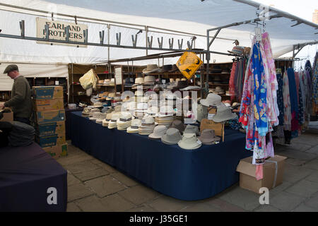 Oakham, UK. 3. Mai 2017. Blauer Himmel über Oakham am Markttag auf dem Dorfplatz findet wöchentlich statt und hat eine große Auswahl an Lebensmitteln, Blumen, Pflanzen, Elektroartikel, Kleidung usw. Credit: Keith Larby/Alamy Live News Stockfoto