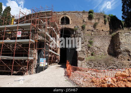 Gerüst vor dem Mausoleum des Augustus in Rom, Italien, 2. Mai 2017. Die Stadt plant auf Wiederherstellung der Ruhestätte des römischen Kaisers und Öffnung für die Öffentlichkeit. Foto: Alvise Armellini/dpa Stockfoto