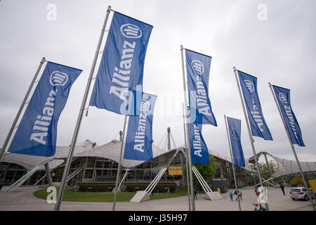 München, Deutschland. 3. Mai 2017. Fahnen mit dem Logo der Allianz in München, Mai 3. 2017. Die Versicherungsgesellschaft hält ihre Jahresversammlung. Foto: Alexander Heinl/Dpa/Alamy Live News Stockfoto