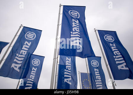 München, Deutschland. 3. Mai 2017. Fahnen mit dem Logo der Allianz in München, Mai 3. 2017. Die Versicherungsgesellschaft hält ihre Jahresversammlung. Foto: Alexander Heinl/Dpa/Alamy Live News Stockfoto