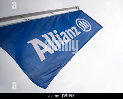 München, Deutschland. 3. Mai 2017. Fahnen mit dem Logo der Allianz in München, Mai 3. 2017. Die Versicherungsgesellschaft hält ihre Jahresversammlung. Foto: Alexander Heinl/Dpa/Alamy Live News Stockfoto