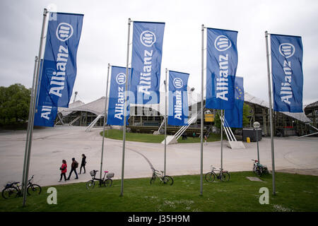 München, Deutschland. 3. Mai 2017. Fahnen mit dem Logo der Allianz in München, Mai 3. 2017. Die Versicherungsgesellschaft hält ihre Jahresversammlung. Foto: Alexander Heinl/Dpa/Alamy Live News Stockfoto