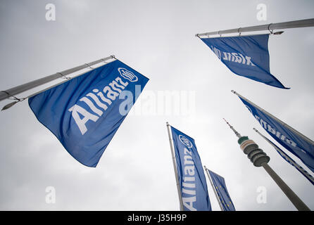 München, Deutschland. 3. Mai 2017. Fahnen mit dem Logo der Allianz in München, Mai 3. 2017. Die Versicherungsgesellschaft hält ihre Jahresversammlung. Foto: Alexander Heinl/Dpa/Alamy Live News Stockfoto