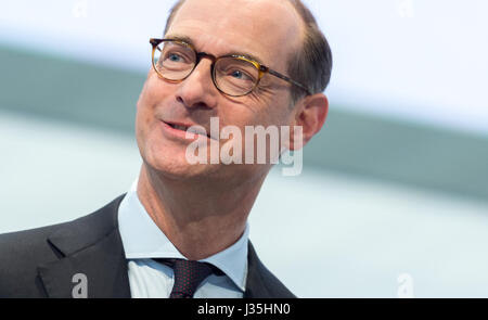 München, Deutschland. 3. Mai 2017. Oliver Baete, CEO der Allianz, bei der Versicherungsgesellschaft Hauptversammlung in München, 3. Mai 2017. Foto: Alexander Heinl/Dpa/Alamy Live News Stockfoto