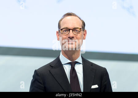 München, Deutschland. 3. Mai 2017. Oliver Baete, CEO der Allianz, bei der Versicherungsgesellschaft Hauptversammlung in München, 3. Mai 2017. Foto: Alexander Heinl/Dpa/Alamy Live News Stockfoto