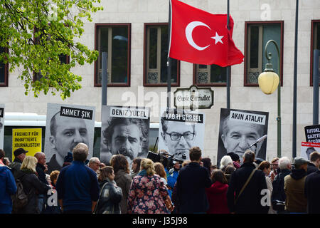 Berlin, Deutschland. 3. Mai 2017. Demonstranten protestieren vor der türkischen Botschaft in Berlin, Deutschland, 3. Mai 2017. Die Demonstration wurde von Amnesty International und Reporter ohne Grenzen aus Protest gegen die große Anzahl von Reportern und Journalisten derzeit im Gefängnis in der Türkei organisiert. Foto: Maurizio Gambarini/Dpa/Alamy Live News Stockfoto