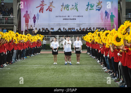 Peking, China Zhejiang Provinz. 3. Mai 2017. Studenten der Zhejiang University of Technology sind auf einem Fackellauf laufen während einer Feier der Tag der Jugend, die am 4. Mai in Hangzhou, der ostchinesischen Provinz Zhejiang, 3. Mai 2017 fällt. Bildnachweis: Xu Yu/Xinhua/Alamy Live-Nachrichten Stockfoto