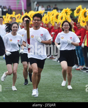 Peking, China Zhejiang Provinz. 3. Mai 2017. Studenten der Zhejiang University of Technology sind auf einem Fackellauf laufen während einer Feier der Tag der Jugend, die am 4. Mai in Hangzhou, der ostchinesischen Provinz Zhejiang, 3. Mai 2017 fällt. Bildnachweis: Xu Yu/Xinhua/Alamy Live-Nachrichten Stockfoto