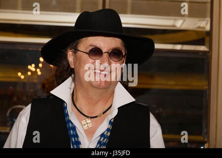 Paris, Frankreich. 2. Mai 2017. Marc Veyrat besucht Abend Pudlowski Guide 2017 Ausgabe Einführung in die vier Jahreszeiten Hotel George V. Credit: Bernard Menigault/Alamy Live News Stockfoto