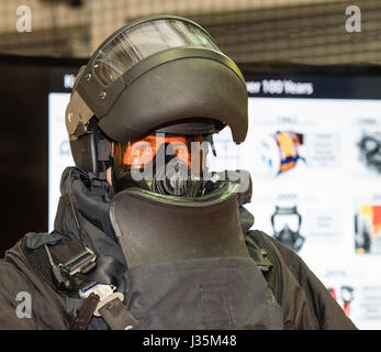 London, 3. Mai 2017 Bombenentschärfung Persönliche Schutzausrüstung am Counter Terror Expo, London Quelle: Ian Davidson/Alamy leben Nachrichten Stockfoto