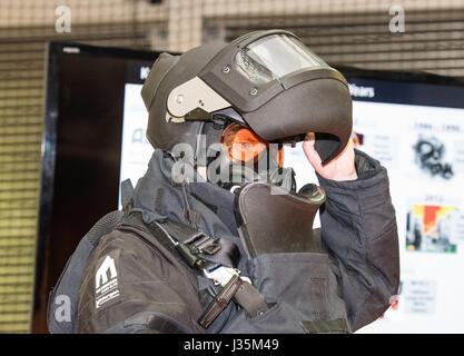 London, 3. Mai 2017 Bombenentschärfung Persönliche Schutzausrüstung am Counter Terror Expo, London Quelle: Ian Davidson/Alamy leben Nachrichten Stockfoto