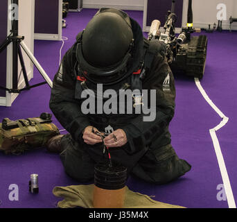 London 3. Mai 2017 britische Armee Bombe werde Demonstration am Counter Terro Espo, London Credit: Ian Davidson/Alamy Live News Stockfoto