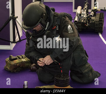 London, 3. Mai 2017 britische Armee Demonstration des IED entwaffnung am Counter Terror Expo, London Quelle: Ian Davidson/Alamy leben Nachrichten Stockfoto