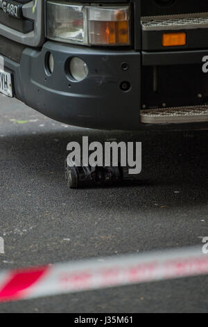 London, UK. 3. Mai 2017. Verkehr Polizei Absperren der Kreuzung der Northumberlan Avenue und dem Trafalgar Square, während sie einen Unfall zwischen einem Motorrad und einem Lastwagen untersuchen. Der Ara ist mit Klebeband ab und die Stiefel und Helm des Fahrers lagen verstreut auf dem Boden. London 3. Mai 2017. Bildnachweis: Guy Bell/Alamy Live-Nachrichten Stockfoto