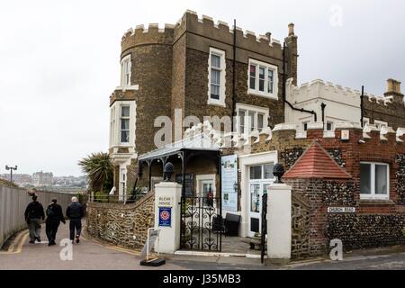 Broadstairs, Kent, UK. 3. Mai 2017. UK-Wetter-News: Ein düster, kalt, windig und nass Tag am Strand von Broadstairs. Die wenigen Wanderer und Hundebesitzer gibt es etwa sind gegen den bitteren Wind gewickelt. 9 Grad C mit einem Wind chill bis 4 Grad. Brechen der Wellen und rauer See umrahmt von dunklen grauen Wolken und Bleak House lebt bis zu seinem Namen. Bildnachweis: Richard Donovan/Live Alamy News Stockfoto