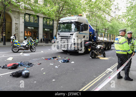 London, UK.  3. Mai 2017.  Polizei und Rettungsdienste besuchen die Szene von einem gemeldeten Verkehrsunfall zwischen einem LKW und einem Motorrad die in Northumberland Avenue in der Nähe von Trafalgar Square stattgefunden hat.  Der verletzte Motorradfahrer wurde ins Krankenhaus über einen Luft-Krankenwagen und die Straße ist derzeit abgesperrt. Bildnachweis: Stephen Chung / Alamy Live News Stockfoto