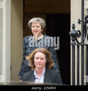 Downing Street, London, UK. 3. Mai 2017. Premierminister Theresa Mai verlässt 10 Downing Street um die Königin am Buckingham Palace um Parlament, beginnt die offizielle allgemeine Wahlkampagne aufzulösen gerecht zu werden. Bildnachweis: Malcolm Park/Alamy Live-Nachrichten Stockfoto