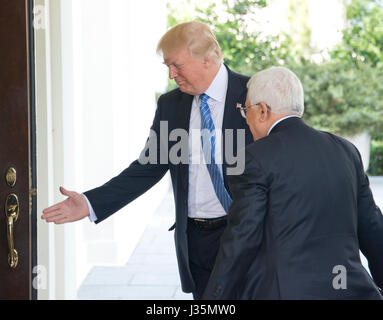 Washington DC, USA. 3. Mai 2017. US-Präsident Donald J. Trump begrüßt Präsident Mahmoud Abbas der palästinensischen Autonomiebehörde im Weißen Haus in Washington, DC auf Mittwoch, 3. Mai 2017. Bildnachweis: Ron Sachs/CNP /MediaPunch Credit: MediaPunch Inc/Alamy Live-Nachrichten Stockfoto