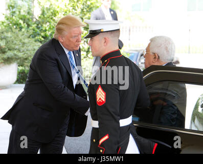 Washington DC, USA. 3. Mai 2017. US-Präsident Donald J. Trump begrüßt Präsident Mahmoud Abbas der palästinensischen Autonomiebehörde im Weißen Haus in Washington, DC auf Mittwoch, 3. Mai 2017. Bildnachweis: Ron Sachs/CNP /MediaPunch Credit: MediaPunch Inc/Alamy Live-Nachrichten Stockfoto