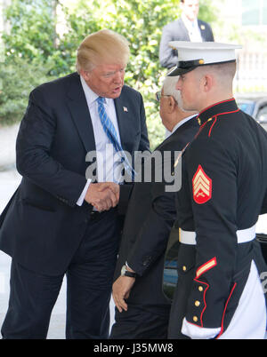 Washington DC, USA. 3. Mai 2017. US-Präsident Donald J. Trump begrüßt Präsident Mahmoud Abbas der palästinensischen Autonomiebehörde im Weißen Haus in Washington, DC auf Mittwoch, 3. Mai 2017. Bildnachweis: Ron Sachs/CNP /MediaPunch Credit: MediaPunch Inc/Alamy Live-Nachrichten Stockfoto