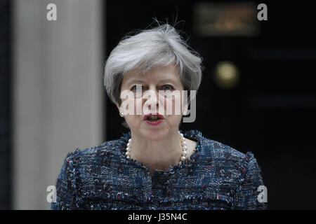 London, London, UK. 3. Mai 2017. Der britische Premierminister Theresa macht Mai eine Aussage in 10 Downing Street nach der Rückkehr vom Buckingham Palace, wo sie die britische Königin Elizabeth II traf. um die Erlaubnis für die Auflösung des Parlaments, in London, Großbritannien am 3. Mai 2017 Fragen. Bildnachweis: Tim Irland/Xinhua/Alamy Live-Nachrichten Stockfoto