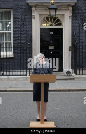 London, London, UK. 3. Mai 2017. Der britische Premierminister Theresa macht Mai eine Aussage in 10 Downing Street nach der Rückkehr vom Buckingham Palace, wo sie die britische Königin Elizabeth II traf. um die Erlaubnis für die Auflösung des Parlaments, in London, Großbritannien am 3. Mai 2017 Fragen. Bildnachweis: Tim Irland/Xinhua/Alamy Live-Nachrichten Stockfoto