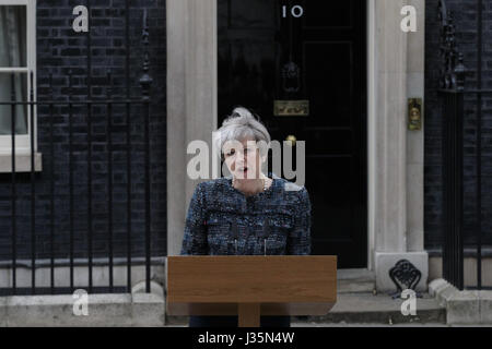London, London, UK. 3. Mai 2017. Der britische Premierminister Theresa macht Mai eine Aussage in 10 Downing Street nach der Rückkehr vom Buckingham Palace, wo sie die britische Königin Elizabeth II traf. um die Erlaubnis für die Auflösung des Parlaments, in London, Großbritannien am 3. Mai 2017 Fragen. Bildnachweis: Tim Irland/Xinhua/Alamy Live-Nachrichten Stockfoto