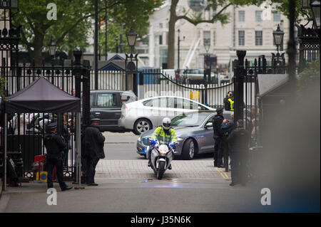 Downing Street, London, UK. 3. Mai 2017. Premierminister Theresa Mai kehrt in die 10 Downing Street aus Whitehall nach einem Treffen mit der Queen im Buckingham Palace um Parlament, beginnt die offizielle allgemeine Wahlkampagne aufzulösen. Bildnachweis: Malcolm Park/Alamy Live-Nachrichten Stockfoto