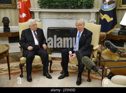 Washington DC, USA. 3. Mai 2017. US-Präsident Donald J Trump trifft sich mit Präsident Mahmoud Abbas der palästinensischen Autonomiebehörde im Oval Office des weißen Hauses in Washington, DC, am 3. Mai 2017. Bildnachweis: Olivier Douliery/Pool über CNP MediaPunch Credit: MediaPunch Inc/Alamy Live-Nachrichten Stockfoto