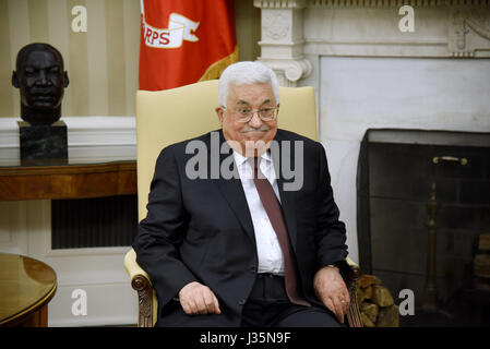 Washington DC, USA. 3. Mai 2017. Präsidenten der palästinensischen Autonomiebehörde, Mahmoud Abbas blickt auf im Oval Office des weißen Hauses in Washington, DC, am 3. Mai 2017. Bildnachweis: Olivier Douliery/Pool über CNP MediaPunch Credit: MediaPunch Inc/Alamy Live-Nachrichten Stockfoto