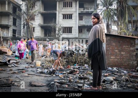 Guwahati, Assam, Indien. 3. Mai 2017. Eine Frau, die alles in der gestrigen verheerende verloren hat Feuer bei Ambari, Guwahati drückt ihren Kummer vor ihr Haus bei Ambari, Guwahati am 3. Mai 2017 niedergebrannt. Ein Großbrand brach in Ambari Fläche von Guwahati gestern Nacht, zerstören rund 30 Shanties Rendern möglichst viele Familien obdachlos. In Guwahati auf 05.03.17. Bildnachweis: Vikramjit Kakati/ZUMA Draht/Alamy Live-Nachrichten Stockfoto