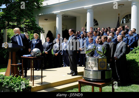 Washington, Vereinigte Staaten von Amerika. 2. Mai 2017. US-Präsident Donald Trump gratuliert der Air Force Academy-Fußball-Nationalmannschaft während der Präsentation der Commander-in-Chief Trophy im Rose Garden des weißen Hauses 2. Mai 2017. Bildnachweis: Planetpix/Alamy Live-Nachrichten Stockfoto