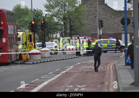 Mann schlug mit dem Bus in Walthamstow Central Station ist entfernt mit dem Krankenwagen eilten. Der Unfall ereignete sich auf Selbourne Straße, Walthamstow ca. 10:00 der Mann von einem Mitarbeiter von The Goose Pub geglaubt, um ungefähr 30 stark blutend aus einer Wunde am Bein gefunden wurde. Busse waren bei Diversion im Walthamstow Central, wie der Vorfall von der Polizei behandelt wurde und Sanitäter und der verletzte Mann wurde in ein Krankenhaus in Essex für seine Wunden behandelt werden. Stockfoto