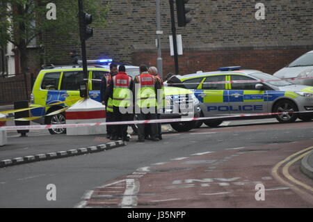 Mann schlug mit dem Bus in Walthamstow Central Station ist entfernt mit dem Krankenwagen eilten. Der Unfall ereignete sich auf Selbourne Straße, Walthamstow ca. 10:00 der Mann von einem Mitarbeiter von The Goose Pub geglaubt, um ungefähr 30 stark blutend aus einer Wunde am Bein gefunden wurde. Busse waren bei Diversion im Walthamstow Central, wie der Vorfall von der Polizei behandelt wurde und Sanitäter und der verletzte Mann wurde in ein Krankenhaus in Essex für seine Wunden behandelt werden. Stockfoto