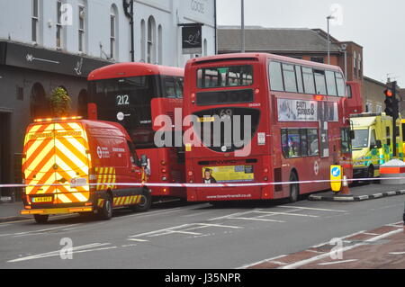 Mann schlug mit dem Bus in Walthamstow Central Station ist entfernt mit dem Krankenwagen eilten. Der Unfall ereignete sich auf Selbourne Straße, Walthamstow ca. 10:00 der Mann von einem Mitarbeiter von The Goose Pub geglaubt, um ungefähr 30 stark blutend aus einer Wunde am Bein gefunden wurde. Busse waren bei Diversion im Walthamstow Central, wie der Vorfall von der Polizei behandelt wurde und Sanitäter und der verletzte Mann wurde in ein Krankenhaus in Essex für seine Wunden behandelt werden. Stockfoto