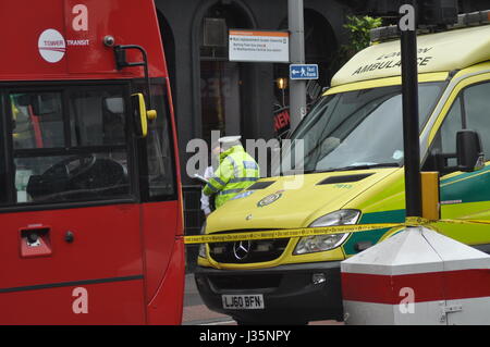 Mann schlug mit dem Bus in Walthamstow Central Station ist entfernt mit dem Krankenwagen eilten. Der Unfall ereignete sich auf Selbourne Straße, Walthamstow ca. 10:00 der Mann von einem Mitarbeiter von The Goose Pub geglaubt, um ungefähr 30 stark blutend aus einer Wunde am Bein gefunden wurde. Busse waren bei Diversion im Walthamstow Central, wie der Vorfall von der Polizei behandelt wurde und Sanitäter und der verletzte Mann wurde in ein Krankenhaus in Essex für seine Wunden behandelt werden. Stockfoto